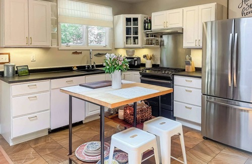 Oak Bluffs House | Shady Pines - Pet Friendly Rolling Ranch Near Downtown