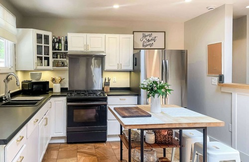 Oak Bluffs House | Shady Pines - Pet Friendly Rolling Ranch Near Downtown