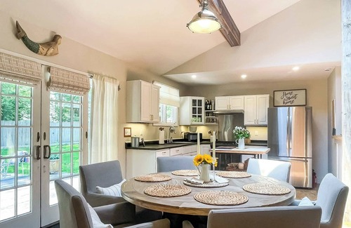 Oak Bluffs House | Shady Pines - Pet Friendly Rolling Ranch Near Downtown