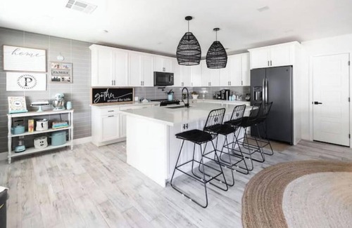 Tempe Apartment | Shady Spaces & Safe, Soaker Tub Kids Paradise
