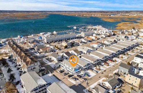 Hampton House | Shangri-La Escape-Steps to Beach and Marina-AC