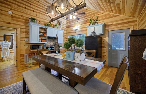 Broken Bow Cabin | Shear Comfort|Farmhouse Style|Honeymoon Cabin