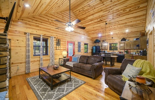 Broken Bow Cabin | Shear Pleasure|Romantic|Farmhouse Style