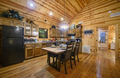 Broken Bow Cabin | Shear Pleasure|Romantic|Farmhouse Style
