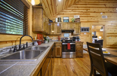 Broken Bow Cabin | Shear Pleasure|Romantic|Farmhouse Style