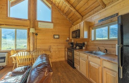 Cameron Cabin | Sheep Creek Cabin B is a cozy retreat offering stunning views: PRIME LOCATION