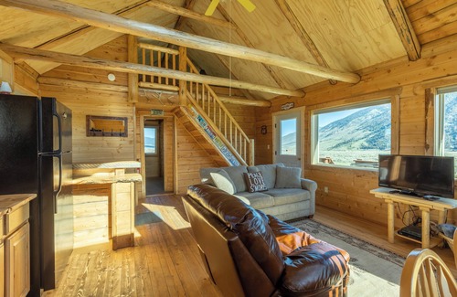 Cameron Cabin | Sheep Creek Cabin B is a cozy retreat offering stunning views: PRIME LOCATION