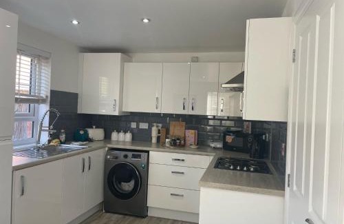 Catcliffe Apartment | Sheffield 3-Bed Warm Comfy home