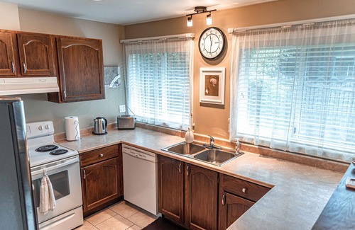 Langford House | Shelby LakeFront House. . Langford Lake Near The Ocean - Victoria's West Shore