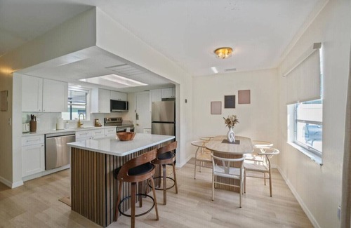 Venice Apartment | SHELL-HAUS | Venice Beach House | 5-min to Gulf