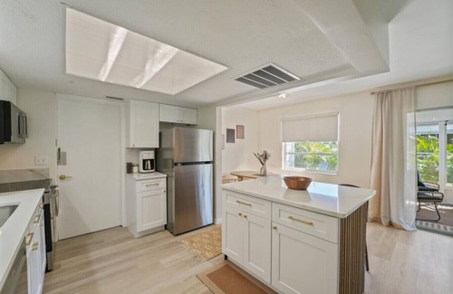 Venice Apartment | SHELL-HAUS | Venice Beach House | 5-min to Gulf