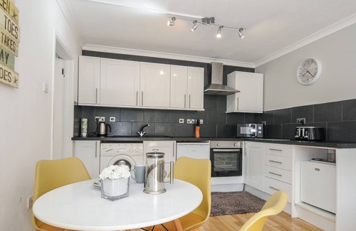 Looe Cottage | SHELLS COTTAGE, pet friendly, with a garden in Looe