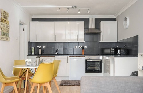 Looe Cottage | SHELLS COTTAGE, pet friendly, with a garden in Looe