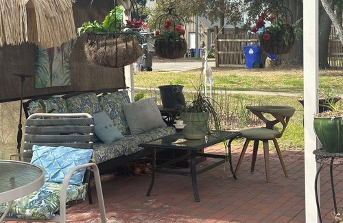 Old Village House | SHEM CREEK APEX 3 min walk/10 min drive Sullivans Island/Historic Charleston