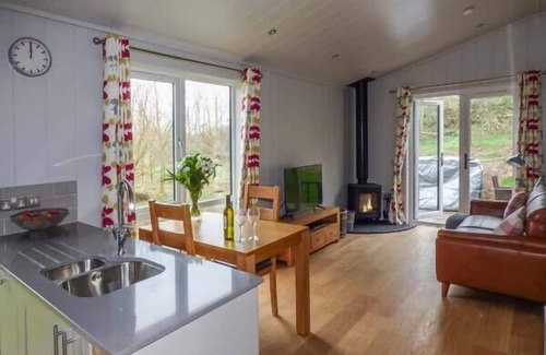 Allithwaite Cottage | SHEPHERD LODGE, with hot tub in Allithwaite