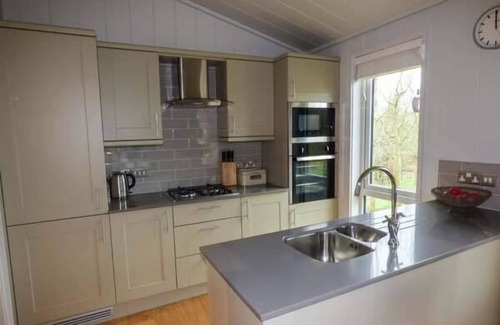 Allithwaite Cottage | SHEPHERD LODGE, with hot tub in Allithwaite