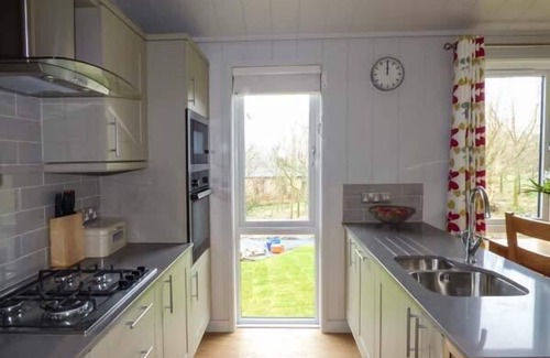 Allithwaite Cottage | SHEPHERD LODGE, with hot tub in Allithwaite