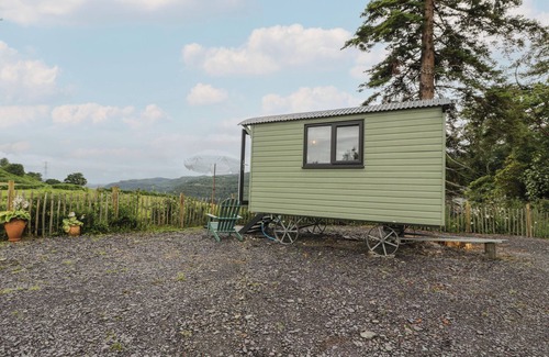 Ffestiniog Cottage | SHEPHERD'S HUT AT PENRALLT GOCH, romantic in Ffestiniog