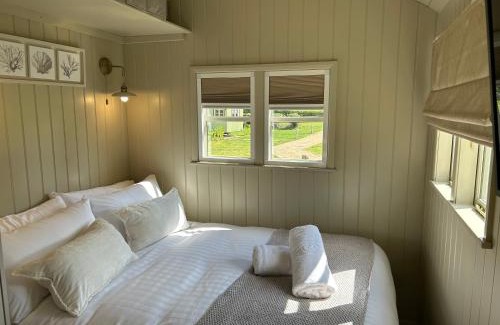 Ashby cum Fenby Apartment | Shepherd's Huts at Hall Farm