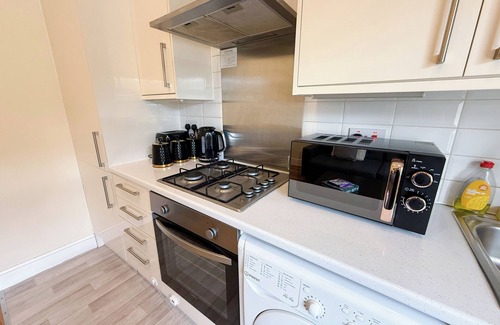 Addison Apartment | Shepherds Bush Charming 2 Bedroom Flat w/Free WiFi near Hammersmith , Westfield