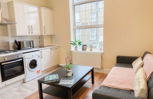 Addison Apartment | Shepherds Bush Charming 2 Bedroom Flat w/Free WiFi near Hammersmith , Westfield