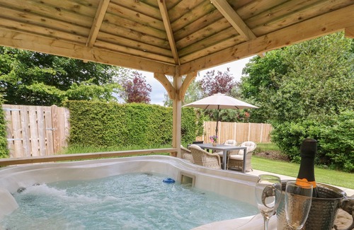 Roos House | SHEPHERDS COTTAGE, pet friendly, with hot tub in Roos