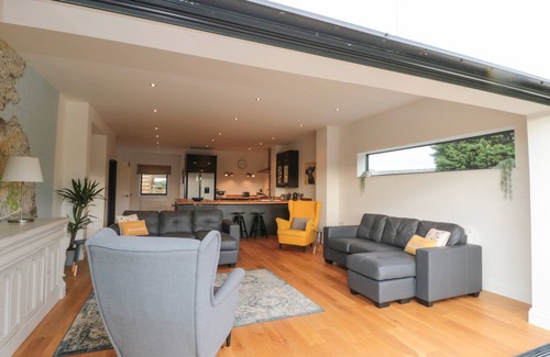 Berwick-upon-Tweed House | SHEPHERDS HOUSE, pet friendly, character holiday cottage in Lowick