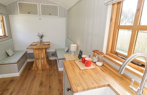 Lyth Hill Cottage | SHEPHERDS HUT AT LYTHWOOD, pet friendly, with a garden in Shrewsbury