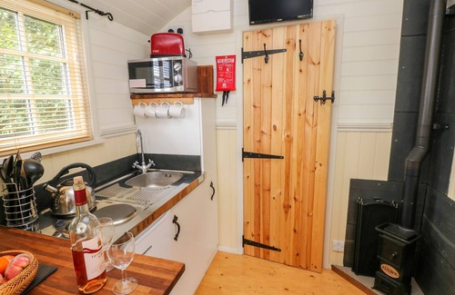 Milford Haven Cottage | SHEPHERDS HUT - THE CROOK, pet friendly, with open fire in Neyland