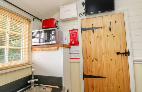 Milford Haven Cabin | Shepherds Hut - The Hurdle