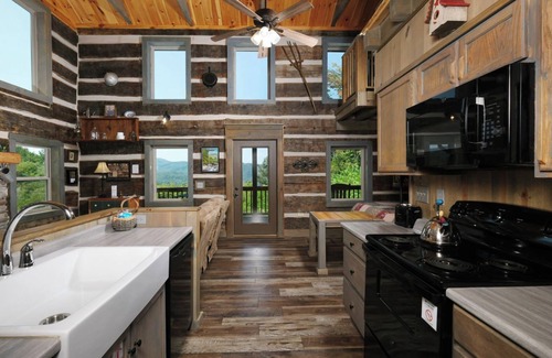 Gatlinburg - Pigeon Forge Cabin | Sheriff's Cabin - Mountain views from your hot tub!