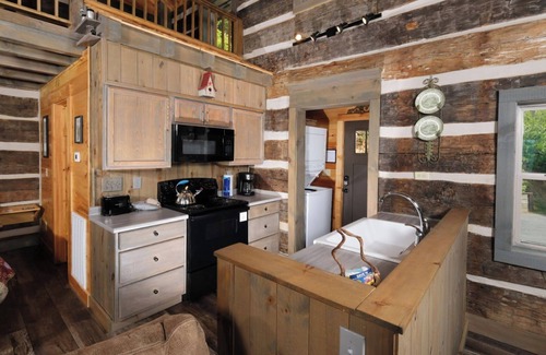 Gatlinburg - Pigeon Forge Cabin | Sheriff's Cabin - Mountain views from your hot tub!
