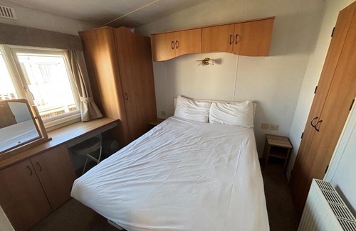 Chapel Saint Leonards Apartment | Sherwood 307 - Golden Palm, ramped veranda, central heating, bed linen, WiFi - Meadow Lakes Caravan & Lodge Hire