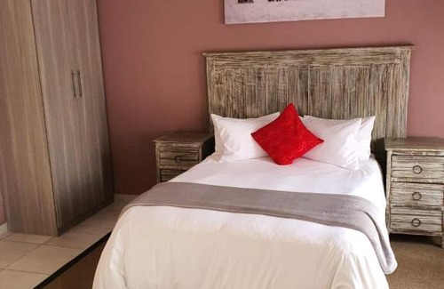 Rustenburg Cabin | Shinkelele Accommodation