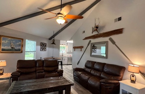 Thomas Drive Cabin | Shipwrecked! · Paradise On The Inter-coastal Waterway