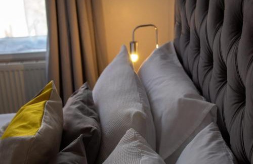 Acocks Green House | SHM Stays HS2 workers Great for long term stays & Short Stays, 15 min drive to City Centre & Airport 2 min walk to Shops and Train Station