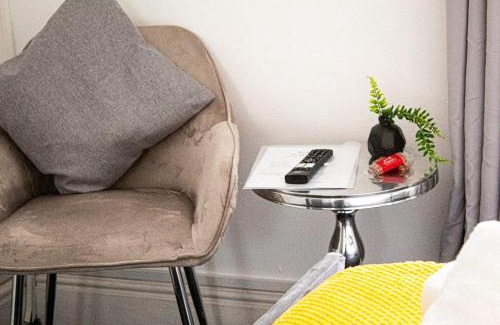 Acocks Green House | SHM Stays HS2 workers Great for long term stays & Short Stays, 15 min drive to City Centre & Airport 2 min walk to Shops and Train Station