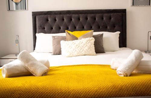 Acocks Green House | SHM Stays HS2 workers Great for long term stays & Short Stays, 15 min drive to City Centre & Airport 2 min walk to Shops and Train Station