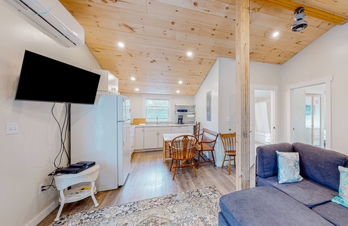 Kennebunk House | Shorebreeze Inn | Tri-Plex in Kennebunk, Family Fun, Pool, Outdoor games