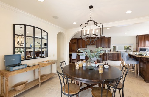 South Mission Beach House | Shoreline by AvantStay | Spectacular Beachfront Home w/FirePit, Spa & Pool Table