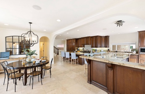 South Mission Beach House | Shoreline by AvantStay | Spectacular Beachfront Home w/FirePit, Spa & Pool Table