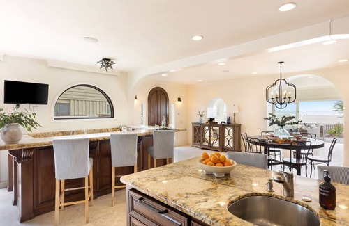 South Mission Beach House | Shoreline by AvantStay | Spectacular Beachfront Home w/FirePit, Spa & Pool Table