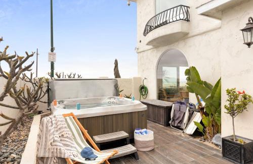 South Mission Beach House | Shoreline by AvantStay Spectacular Beachfront Home w Fire Pit Spa Pool Table