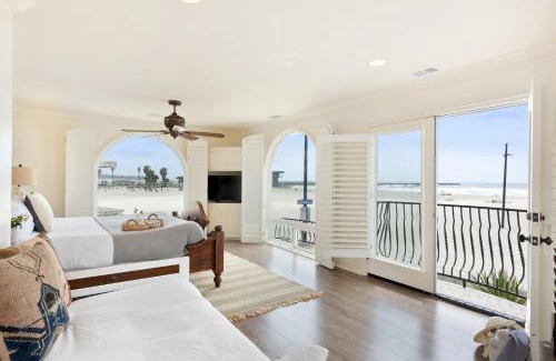South Mission Beach House | Shoreline by AvantStay Spectacular Beachfront Home w Fire Pit Spa Pool Table