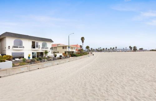South Mission Beach House | Shoreline by AvantStay Spectacular Beachfront Home w Fire Pit Spa Pool Table