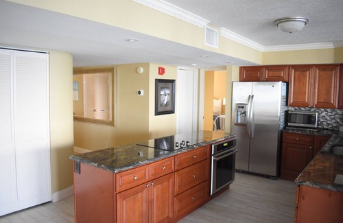 Daytona Beach Shores Condo | Shores Club #407-Owner Managed-Large Pool-Beach ramp-Available weekly 12/20-1/10