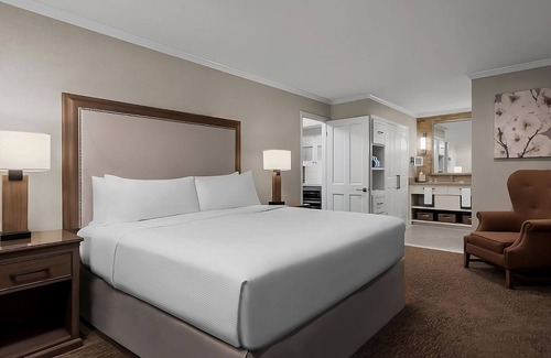 Napa Hotel | Short Drive to Scientopia Discovery Center! Golf & Tennis, Pool, FREE Parking!