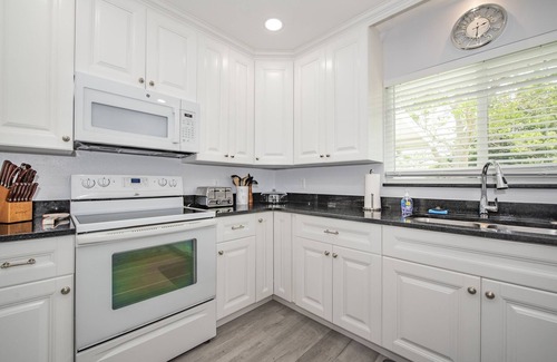 Clearwater House | Short term stay coastal furnished w/utilities in Clearwater Florida near Beach.