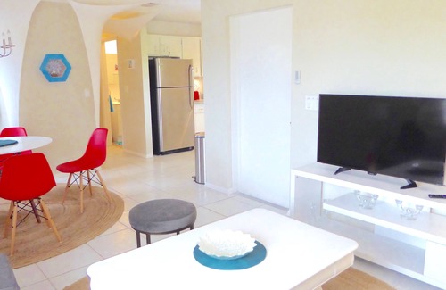 South Palm Park Neighborhood Association Apartment | Short Walk to Beach/Town-Artistic Apt., Gorgeous Garden W/Beautiful Shared Pool