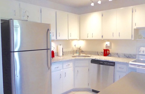 South Palm Park Neighborhood Association Apartment | Short Walk to Beach/Town-Artistic Apt., Gorgeous Garden W/Beautiful Shared Pool